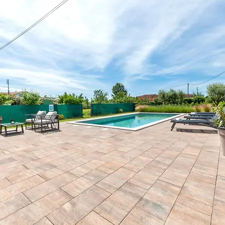 Cozy House With Pool Near Rovinj Kanfanar