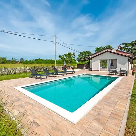 Cozy House With Pool Near Rovinj Apartment