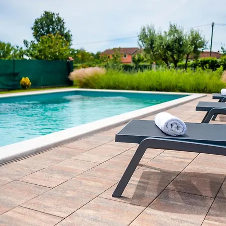 Cozy House With Pool Near Rovinj Apartment *